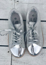 Load image into Gallery viewer, Capri Trainer in Silver Metallic and Glitter with Glitter Laces Size 6 | Feathers Of Italy