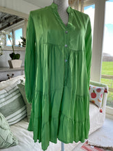 Load image into Gallery viewer, Satin Smock Dress - green Feathers Of Italy
