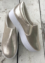 Load image into Gallery viewer, Venice Platform Trainer in Gold Metallic - Feathers Of Italy