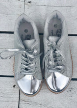 Load image into Gallery viewer, Capri Trainer in Silver Metallic and Glitter with Glitter Laces Size 6 | Feathers Of Italy 
